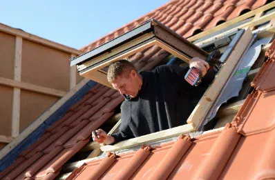 Pose de fenêtre de toit et velux par un couvreur en Gironde